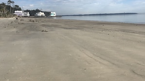Nær stranden, solsenger og strandhåndklær
