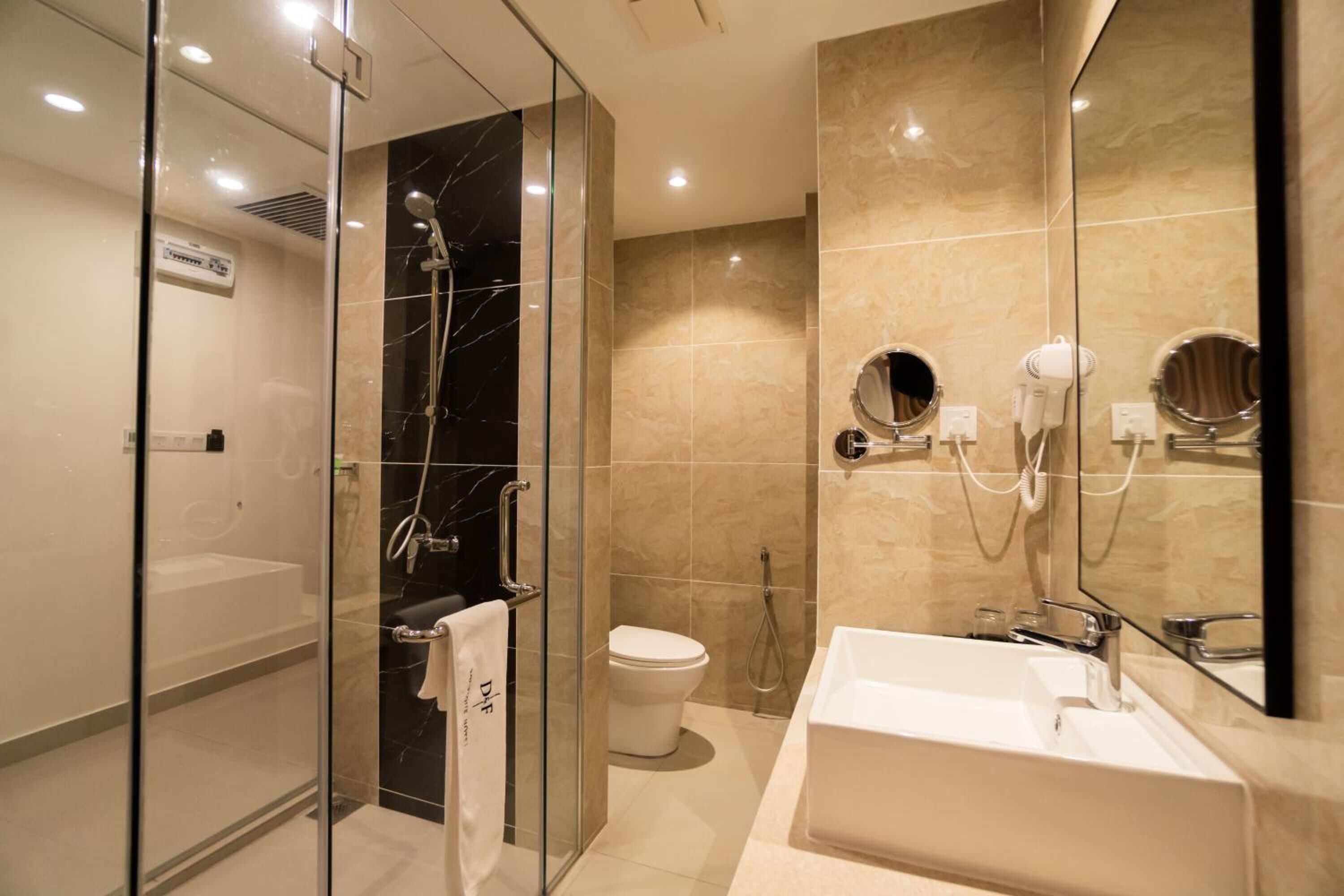 shower, rainfall showerhead, free toiletries, hair dryer