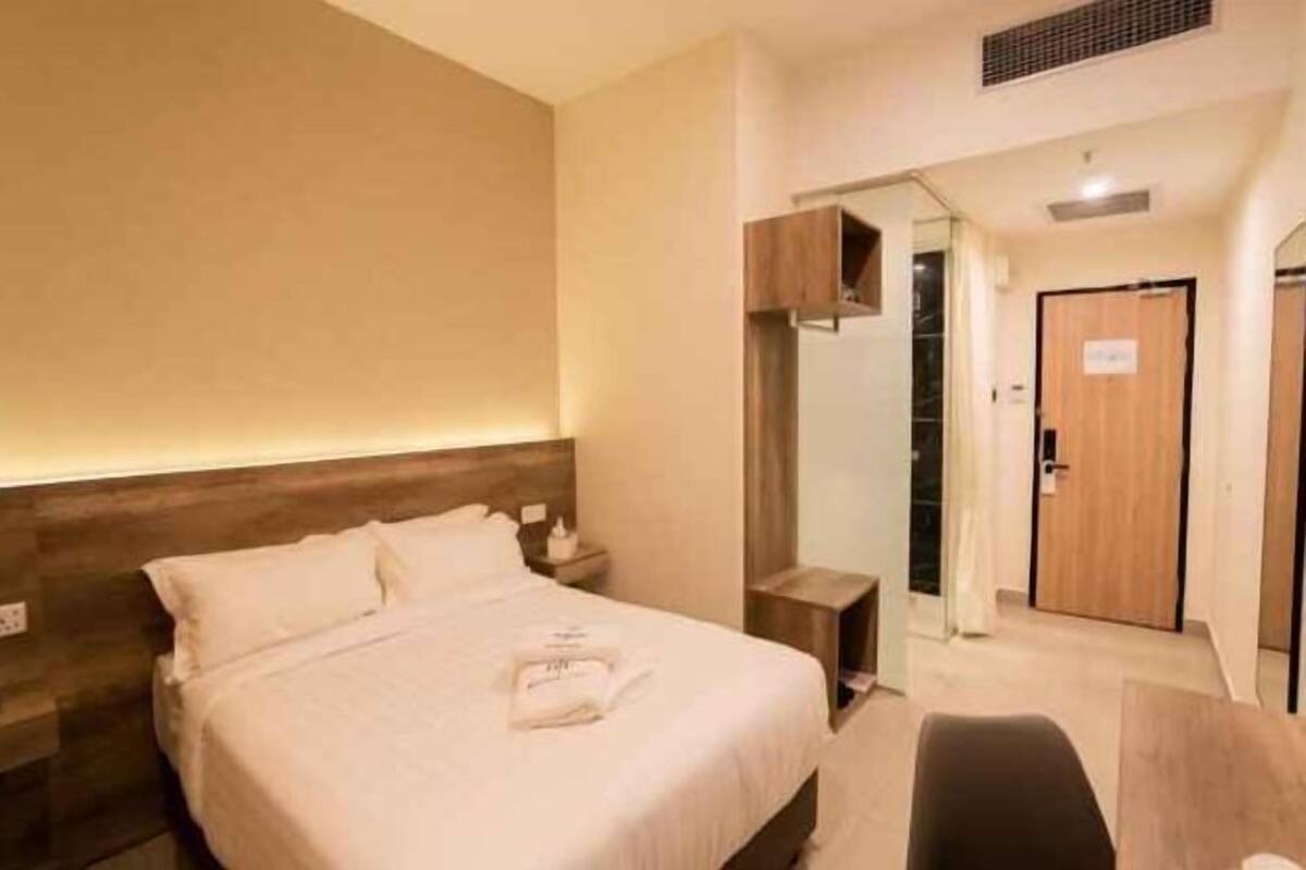 Muebles diferentes, escritorio y espacio para trabajar con laptop