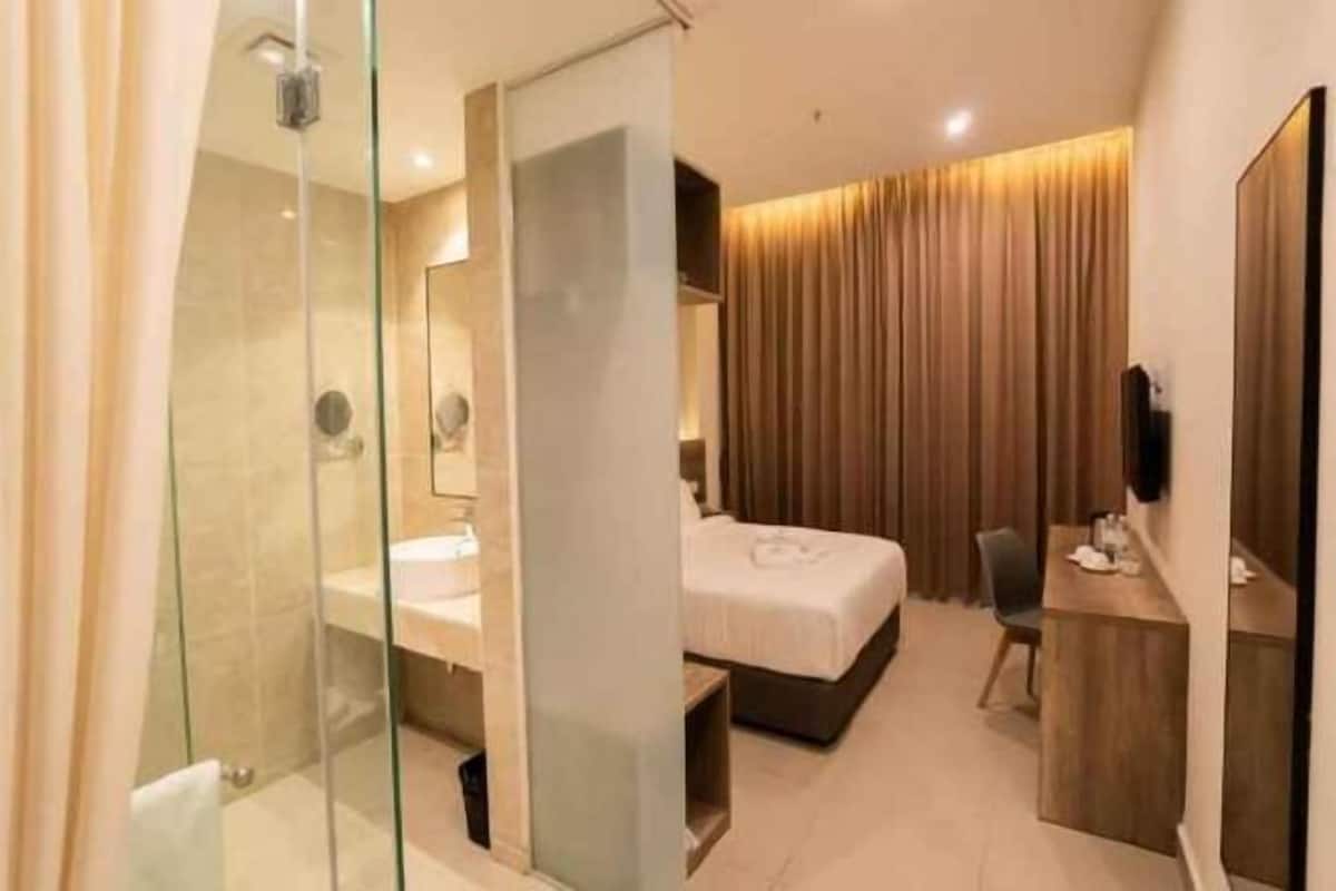 1 chambre, ameublement personnalisé, bureau