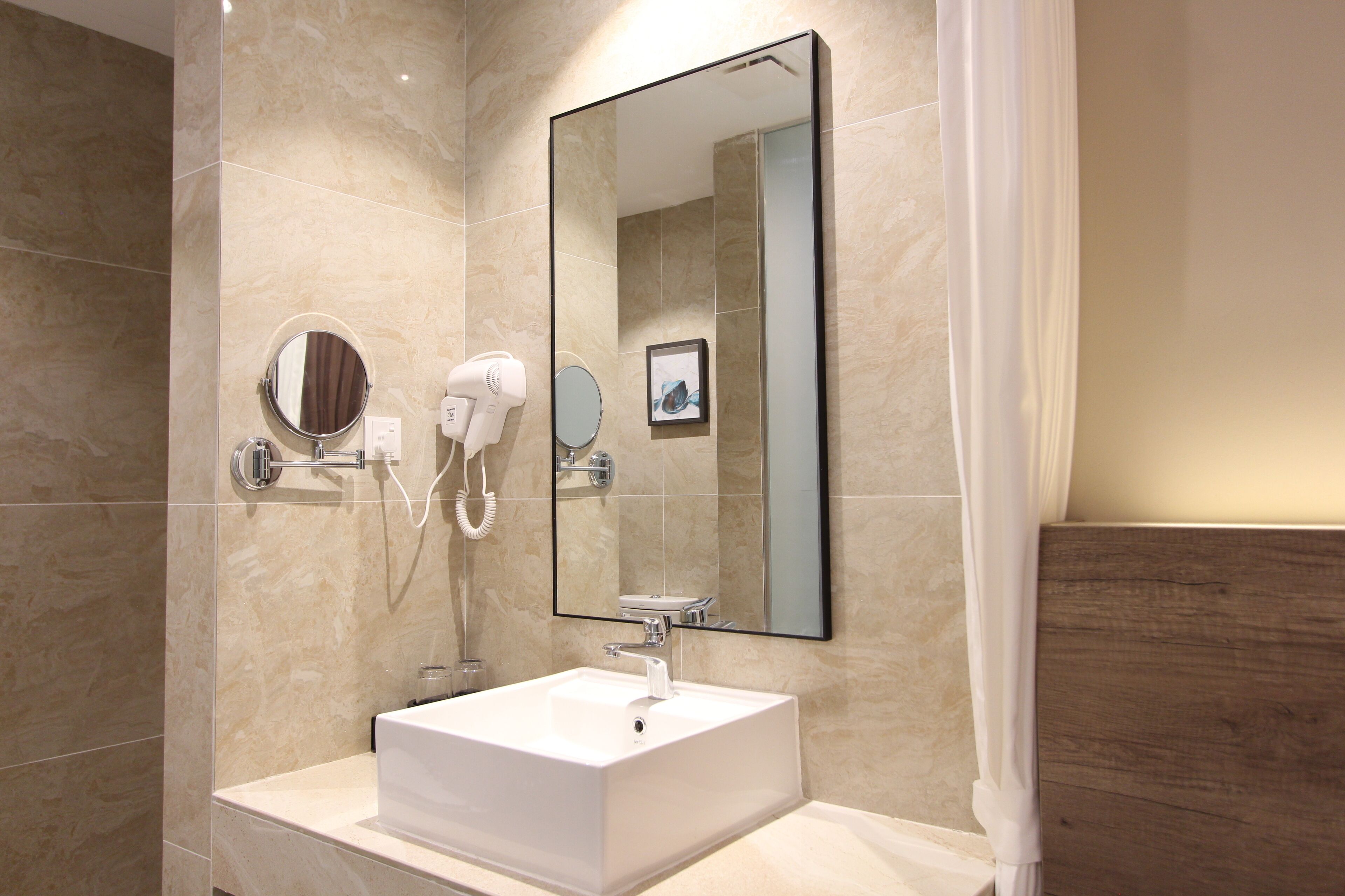 shower, rainfall showerhead, free toiletries, hair dryer