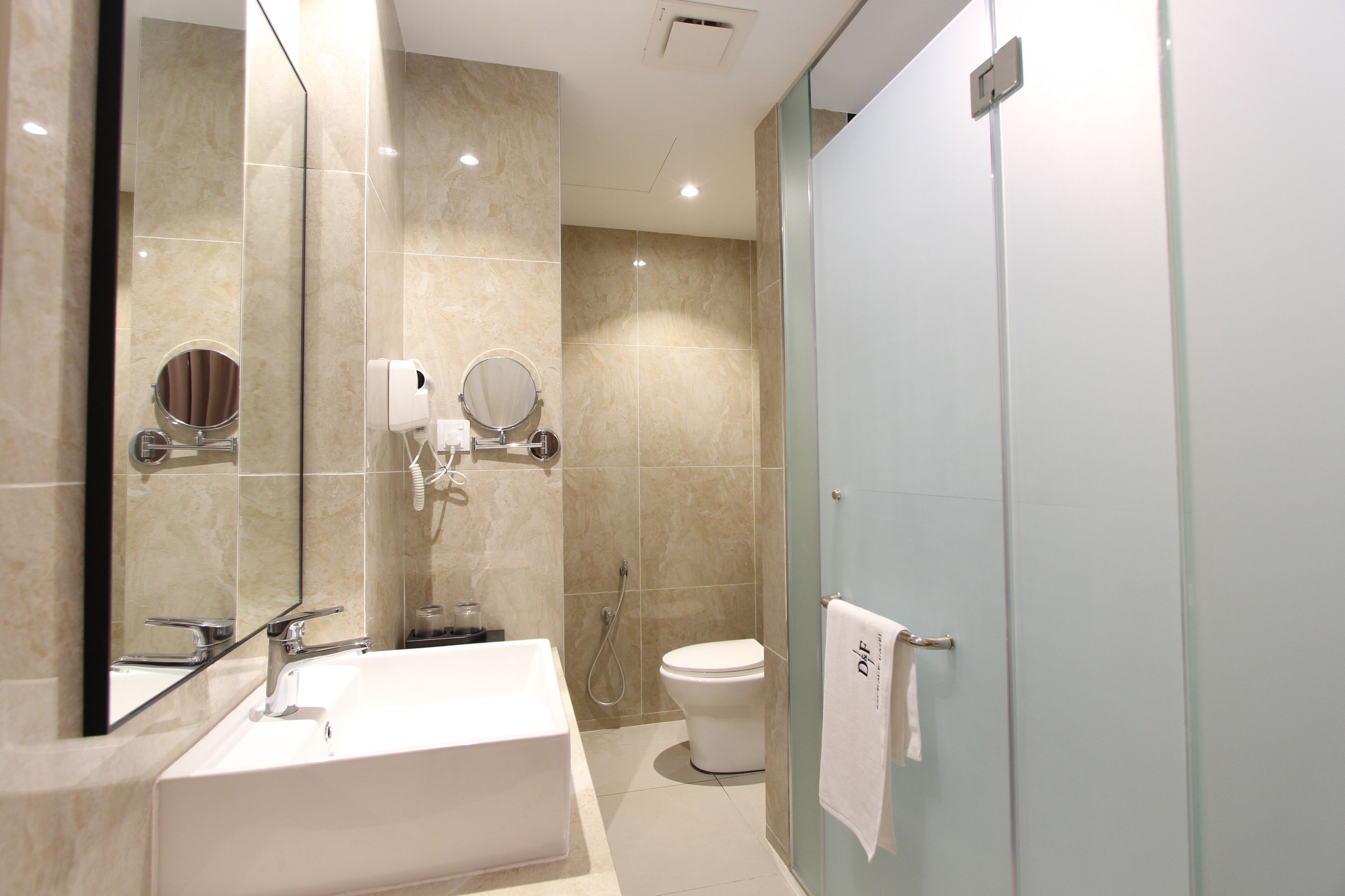 標準雙床房 | 浴室 | 淋浴設備、淋浴花灑、免費盥洗用品、吹風機