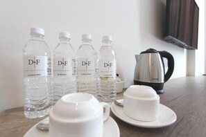 Mesin pembuat kopi/teh dan ketel listrik