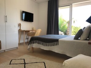 4 bedrooms, iron/ironing board, WiFi, bed sheets - Villa contemporaine Dolce Farniente - All comforts, swimming pool, garden (bandol)