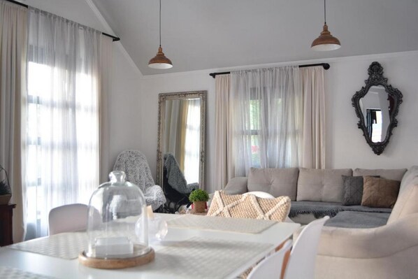 Design-Apartment | Essbereich im Zimmer