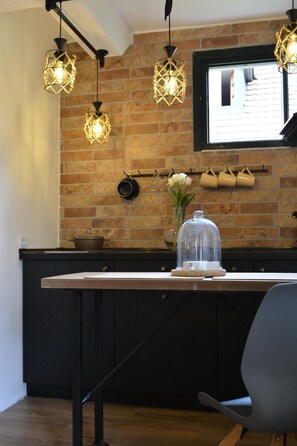 City-Studio | Eigene Küche | Kühlschrank, Herdplatte, Wasserkocher mit Kaffee-/Teezubehör