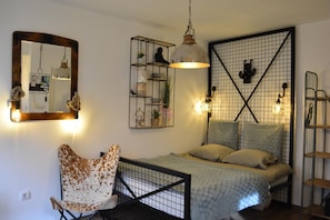 2 bedrooms, desk, laptop workspace, free WiFi