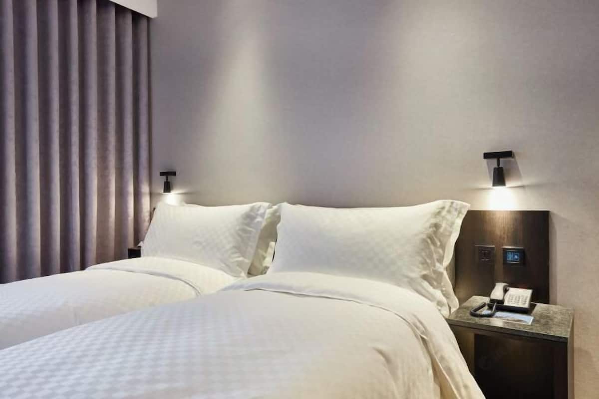 Minibar, coffres-forts dans les chambres, bureau, rideaux occultants