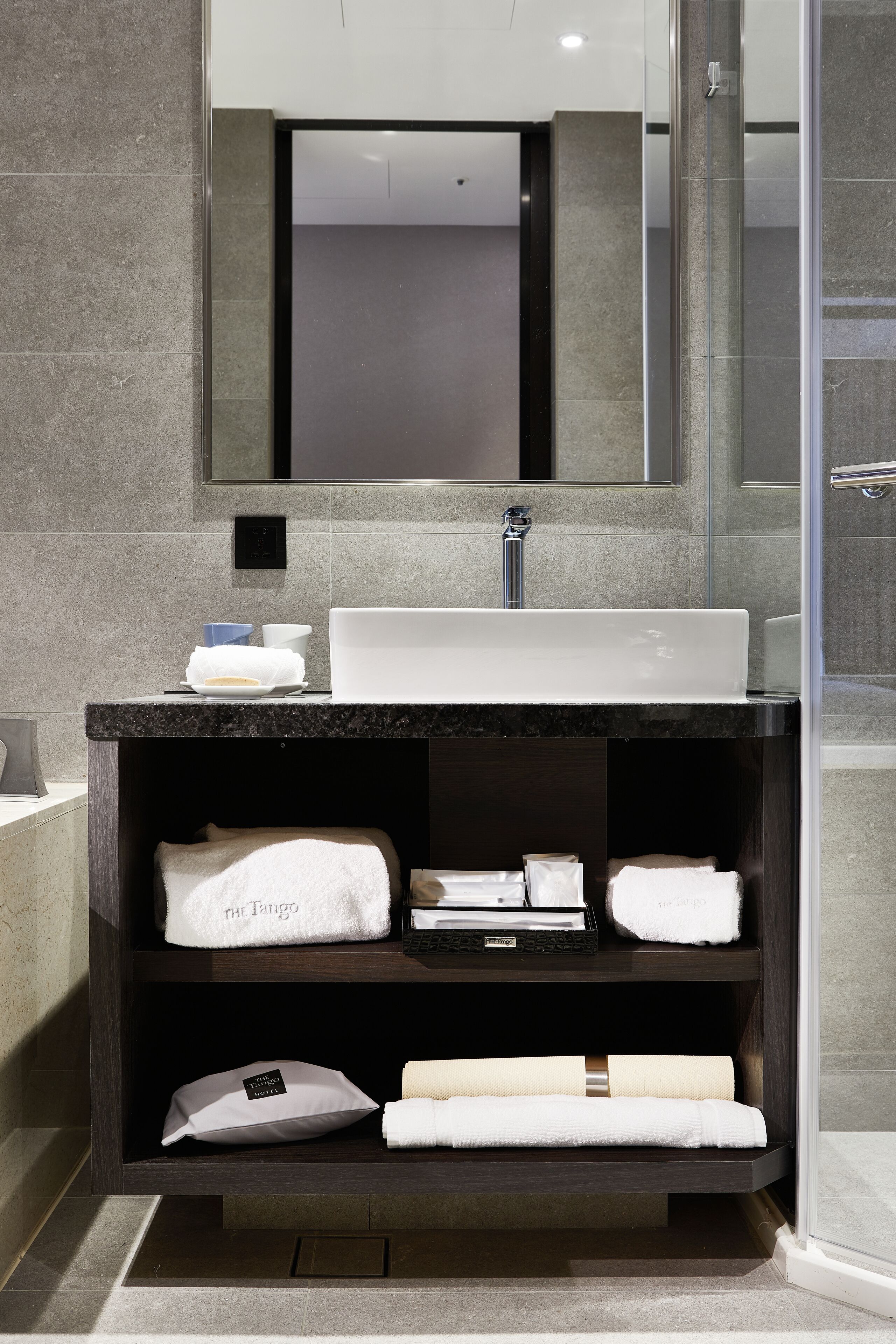 basic room | bathroom | free toiletries, hair dryer, slippers, bidet