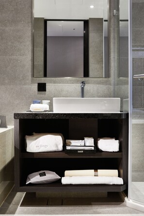 Basic Room | Bathroom | Free toiletries, hair dryer, slippers, bidet