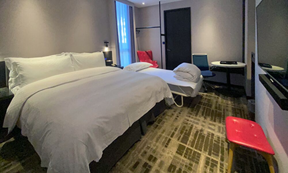 Corner Studio with Camp Bed | Minibar, in-room safe, desk, blackout drapes