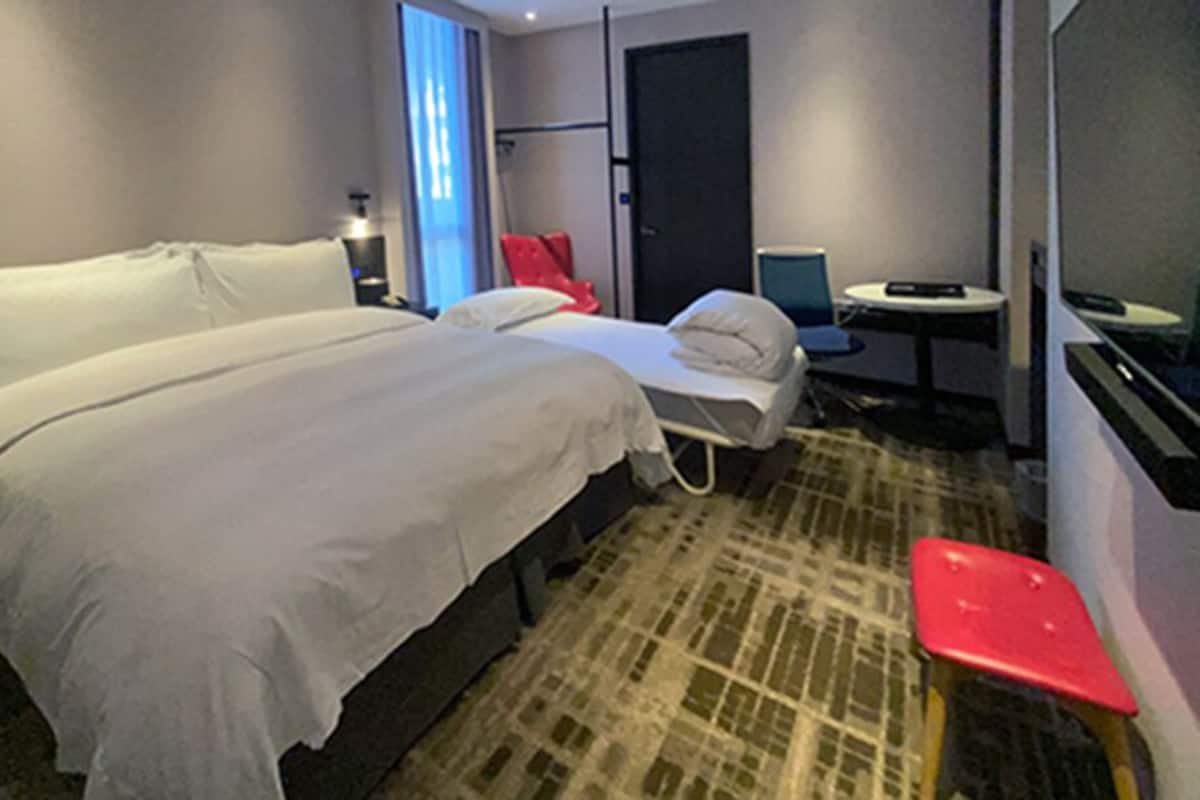 Corner Studio with Camp Bed | Minibar, in-room safe, desk, blackout drapes