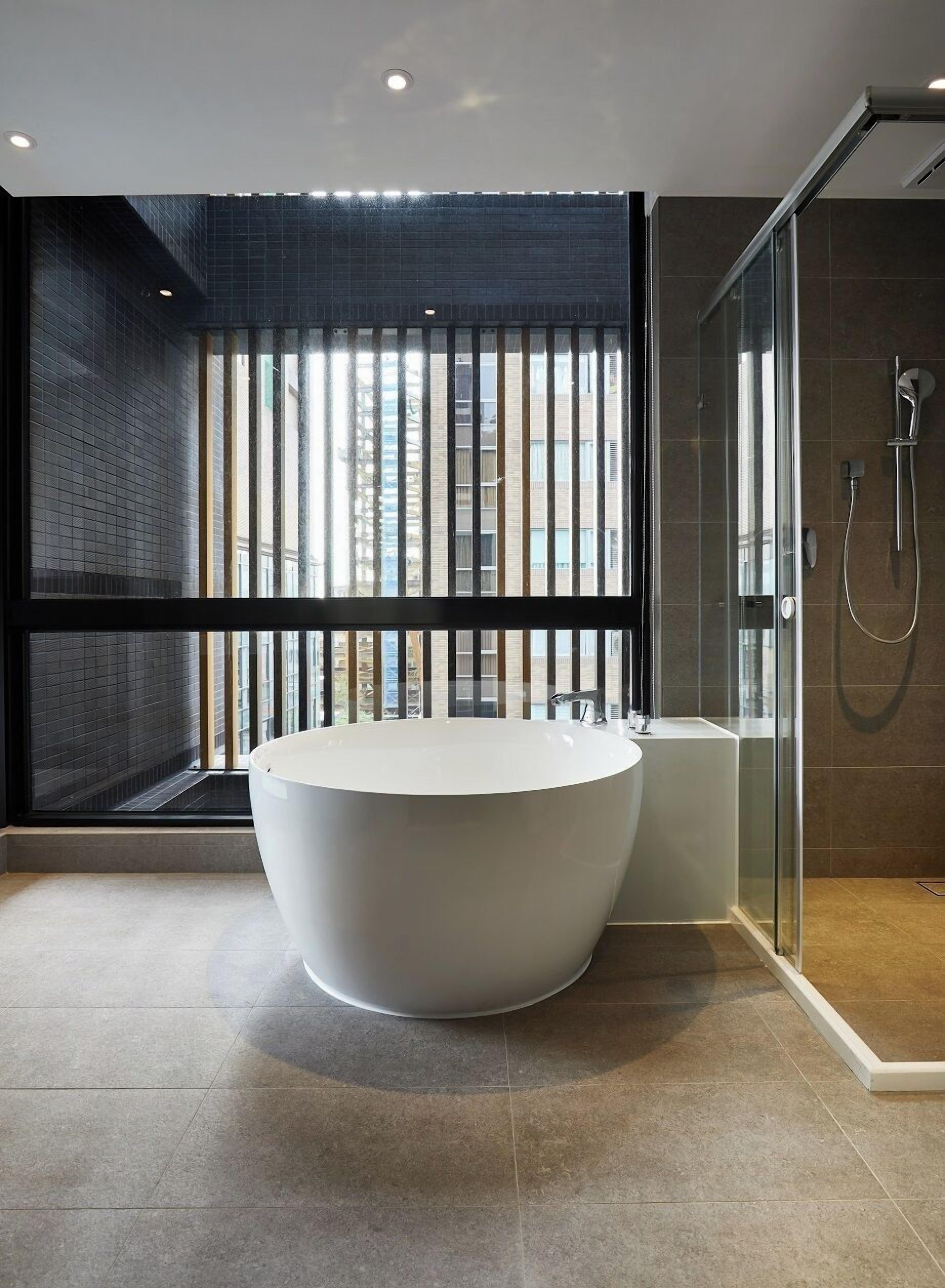 Kamar Galeri (Corner Studio) | Kamar mandi | Perlengkapan mandi gratis, pengering rambut, sandal, dan kloset