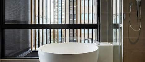 Habitación Gallery (Corner Studio) | Baño | Amenidades de baño gratuitas, secadora de cabello, pantuflas, bidet