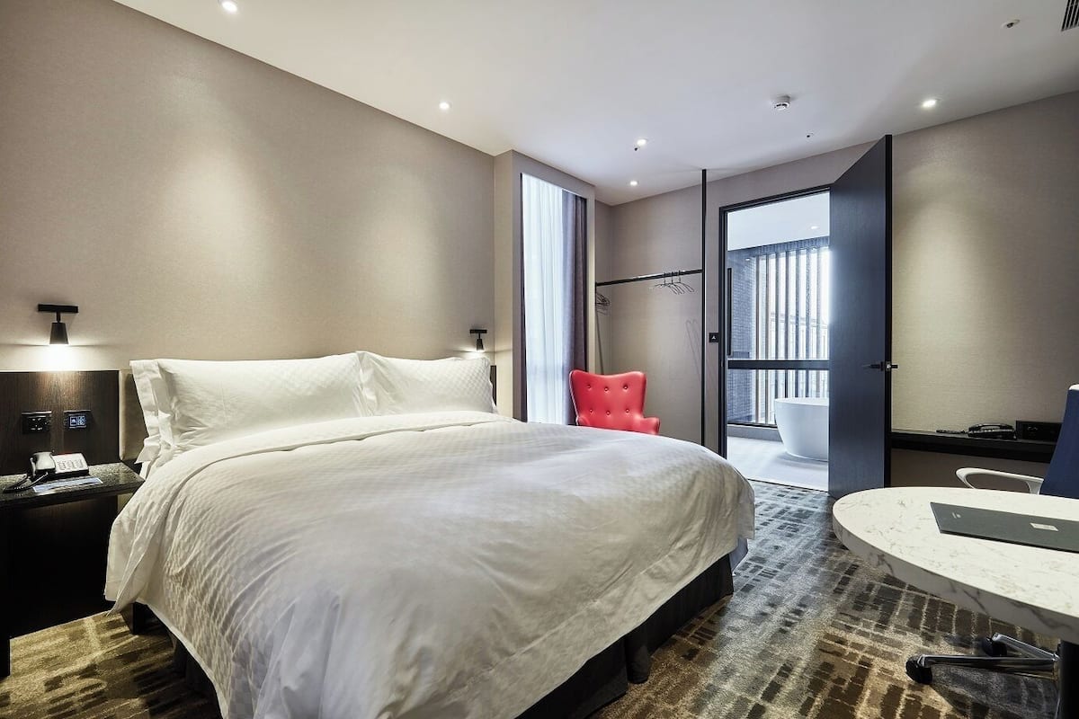 Rom – gallery (Corner Studio) | Minibar, safe på rommet, skrivebord og blendingsgardiner