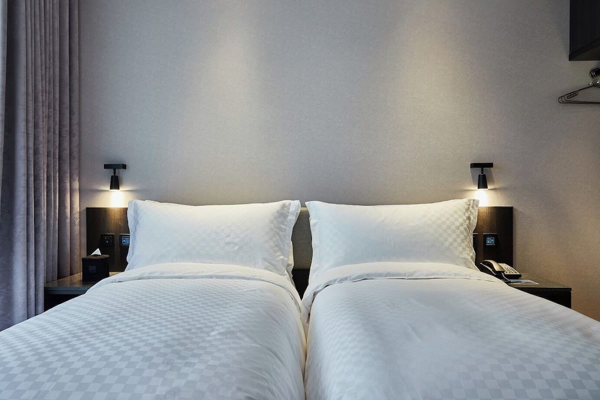 Minibar, safe på rommet, skrivebord og blendingsgardiner