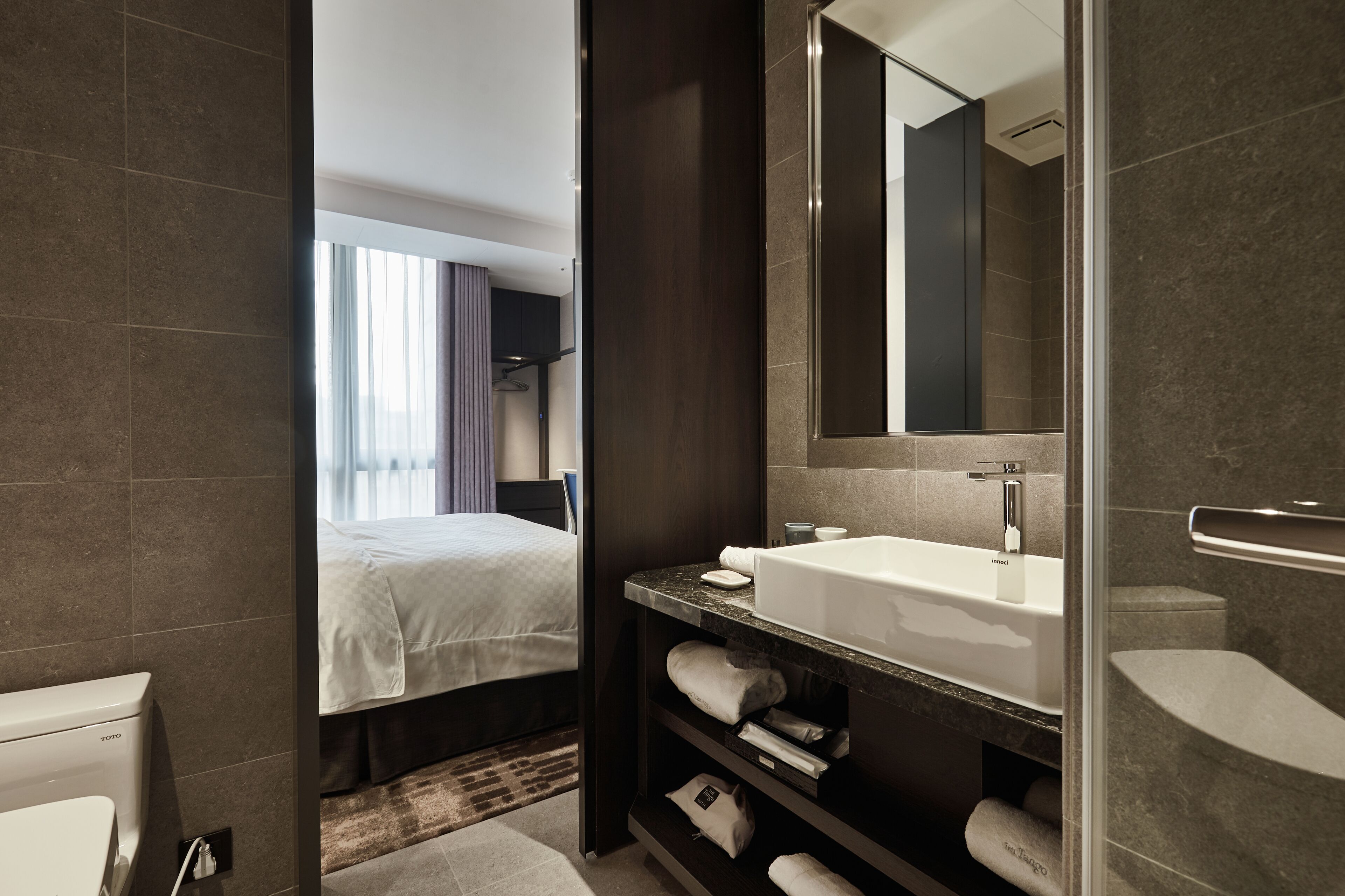 basic room | bathroom | free toiletries, hair dryer, slippers, bidet