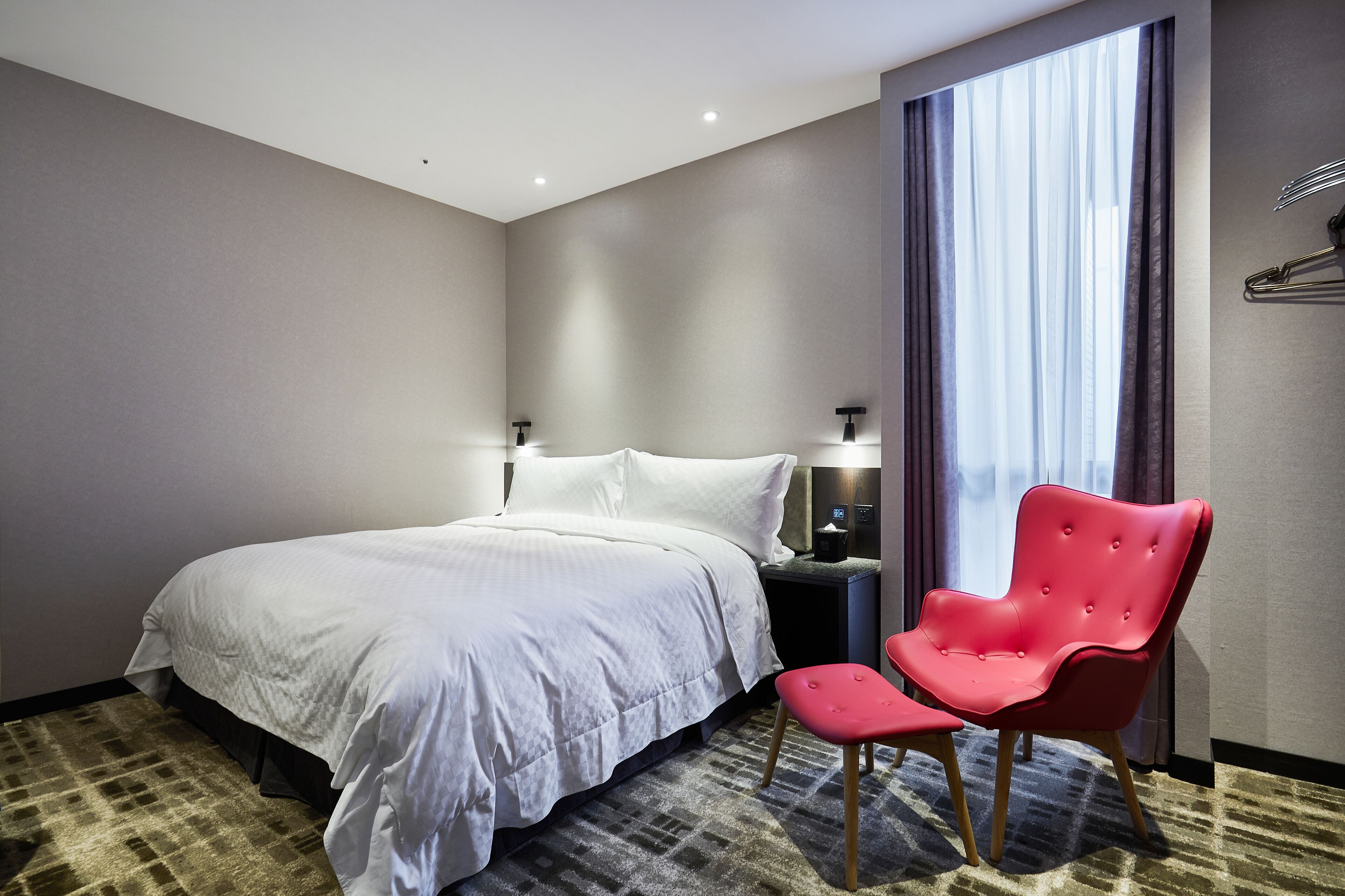 corner studio (pool view) | minibar, in-room safe, desk, blackout curtains