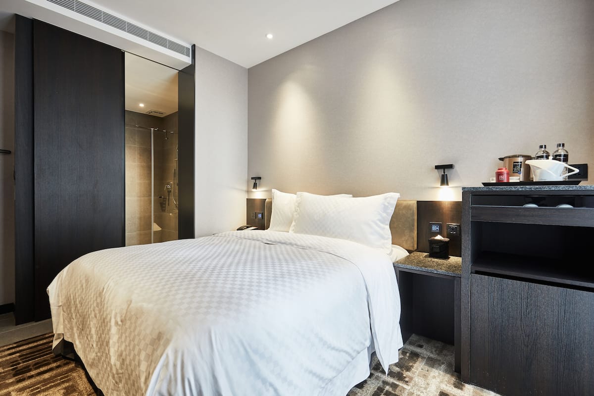 Rom – basic | Minibar, safe på rommet, skrivebord og blendingsgardiner