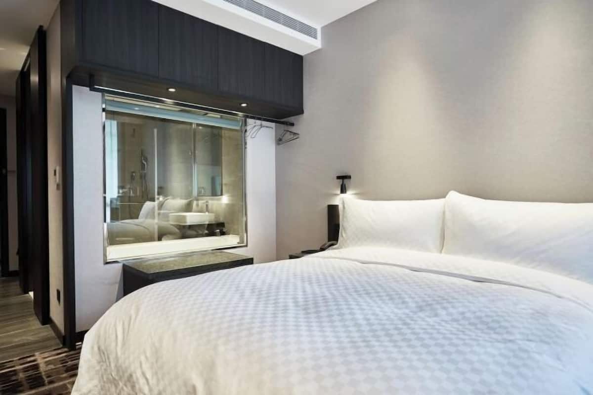 Minibar, safe på rommet, skrivebord og blendingsgardiner