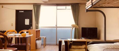 5人部屋 | 遮光カーテン、アイロン / アイロン台、WiFi (無料)、ベッドシーツ