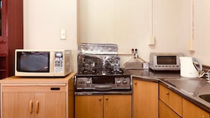 A compact kitchen with a microwave, stove, toaster, and kettle. - Nishijin-IVY 5 beds (Kyoto)