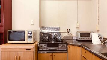 Room for 5 People | Private kitchen | Full-sized fridge, microwave, stovetop, rice cooker
