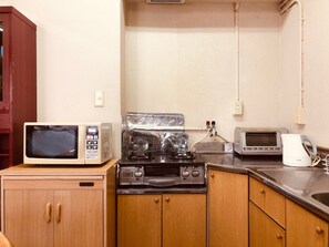 Room for 5 People | Private kitchen | Full-sized fridge, microwave, stovetop, rice cooker - Nishijin-IVY 5 beds (Kyoto)