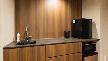 Standard Room, Non Smoking (A) | Private kitchenette | Mini-fridge, microwave, stovetop, electric kettle