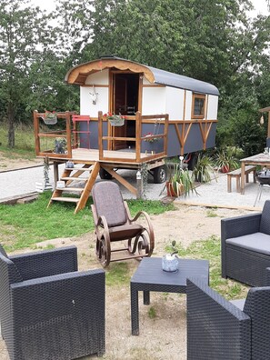 Property grounds - Unusual s2jour caravan rental (Condé-sur-Vire)