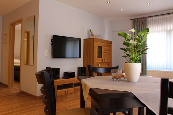 Dining - Vacation apartment / hiking / sightseeing (Nickenich)