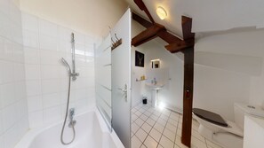 Bathtub, hair dryer, towels, toilet paper - vermala city center 1 bdrm up to 6 (Strasbourg)