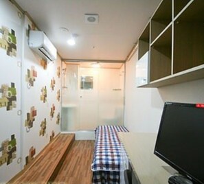 Escritorio, wifi gratis y ropa de cama