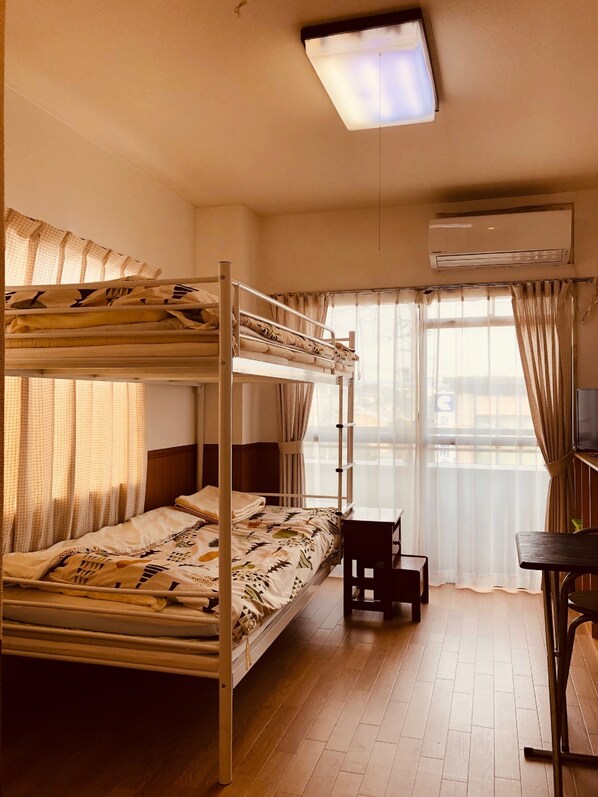 Chambre avec lits jumeaux (Bunk Bed) | Bureau, espace de travail pour ordinateurs portables