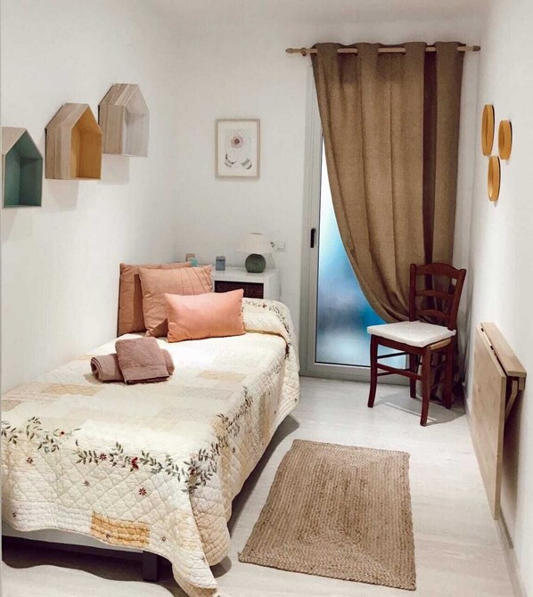 2 bedrooms, desk, laptop workspace - Elisa (Barcelona)