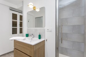 Sèche-cheveux, serviettes fournies, savon, shampoing