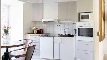 JÀÀkaappi, mikroaaltouuni, uuni, liesi