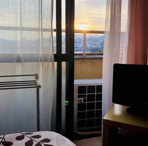 Quarto casal básico (Semi) | Escrivaninha, espaço de trabalho para notebook