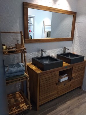 Dusche, Haartrockner, Handtücher