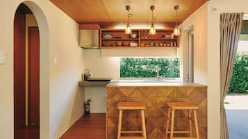 Refrigerador, microondas, tetera/pava eléctrica, utensilios de cocina