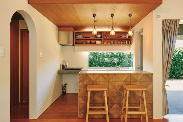 Refrigerador, microondas, tetera eléctrica y utensilios de cocina