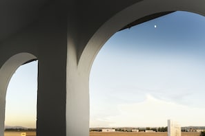 A view through an archway with a clear sky and a moon. - Hotel Cruce Chauchina (Chauchina)