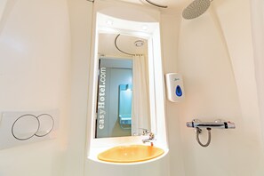 Ducha, secador de pelo, toallas, jabón