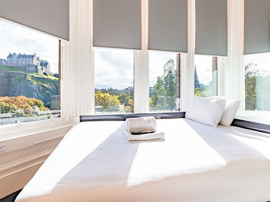 Doppia Standard | Tende oscuranti, ferro/asse da stiro, Wi-Fi gratuito, lenzuola