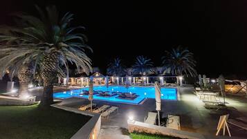 Piscine extérieure (ouverte en saison)