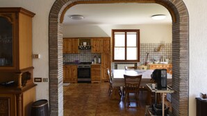 Cozinha espaçosa com armários de madeira, uma mesa de jantar e uma ilha.