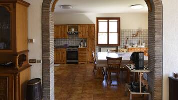 Fernseher, Kamin, Tischtennisplatte, Stereoanlage