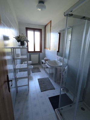 Doccia, asciugacapelli, bidet, carta igienica