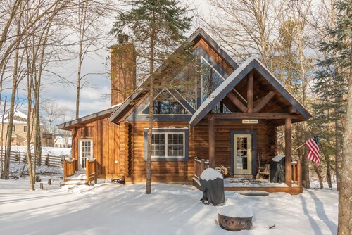 Cozy Dog Friendly Log Cabin w/ Hot Tub & Fireplace