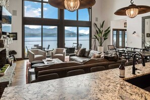 Una Smart TV, una chimenea, una oficina